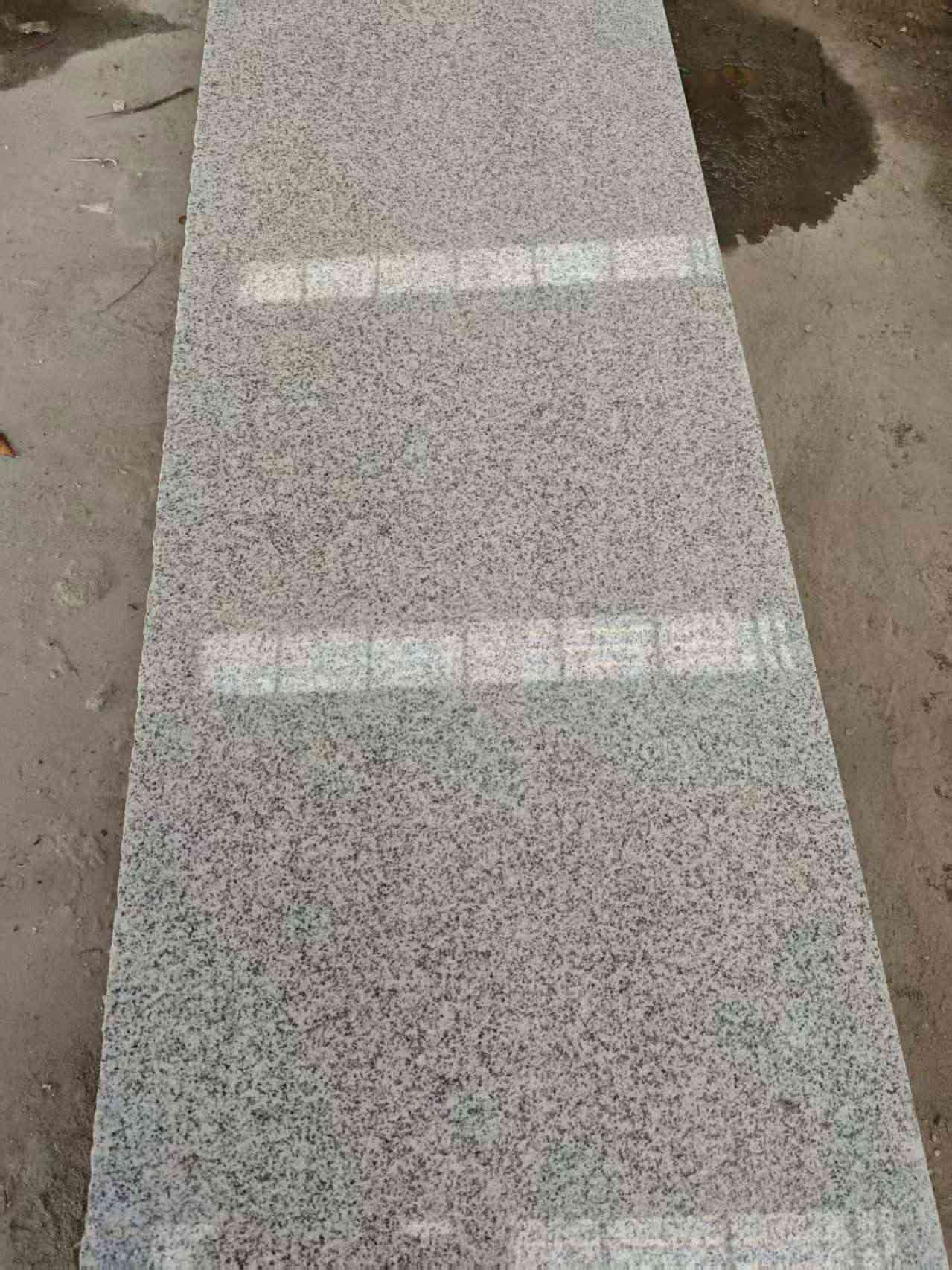 赤峰芝麻白光面毛板